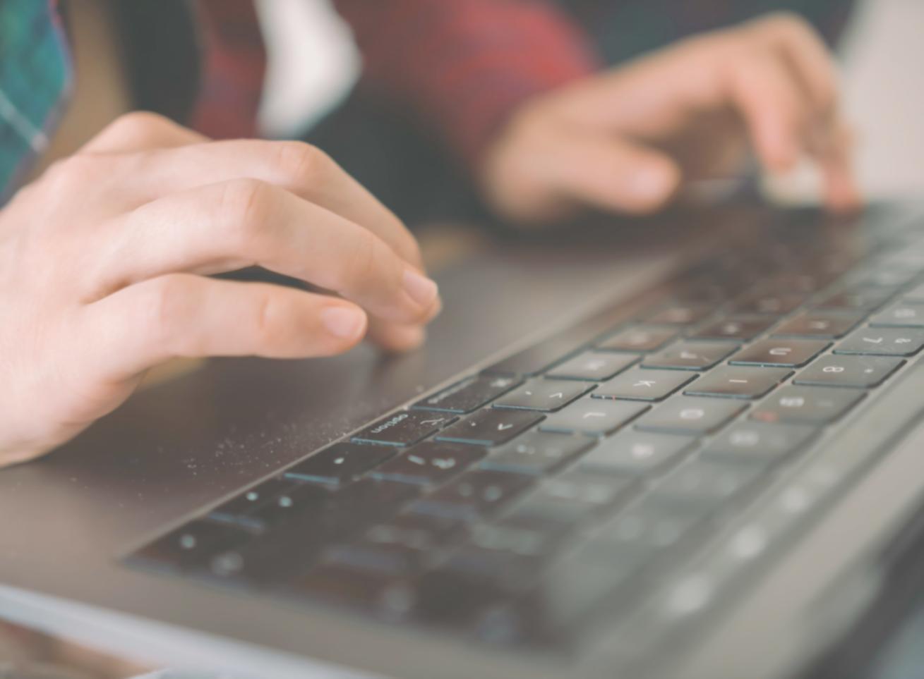 Profesional analizando datos financieros en entorno de oficina moderno